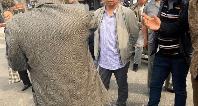 三轮师傅去幼儿园接儿子刮碰百万豪车,