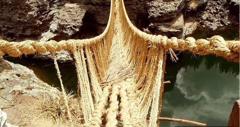 世界|世界上最危险的吊桥，一个用旧木板，一个用草绳，胆子多大才敢走