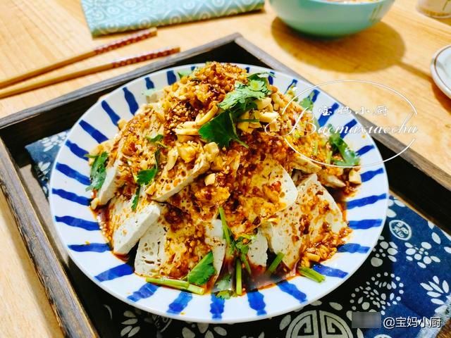 豆腐新做法，多一步变成了吃不起的样子，调个汁一拌，入口贼香