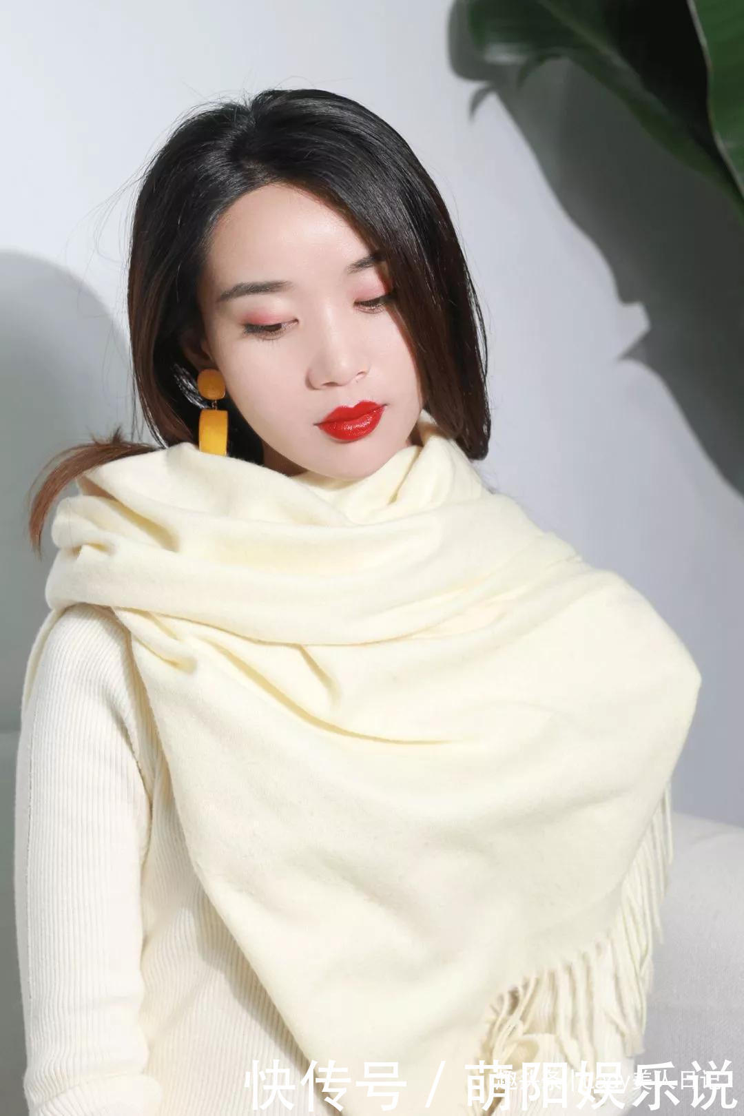 穿大衣怎样系围巾这样搭配比别人高级10条街,太有贵妇范了