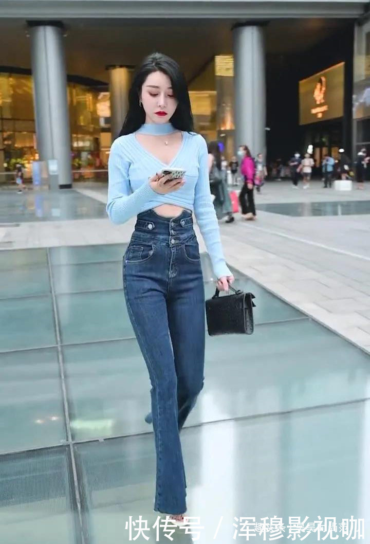 小姐姐 浅蓝色挂脖短衫搭配高腰牛仔裤,气质女孩的减龄穿搭,时尚有气质