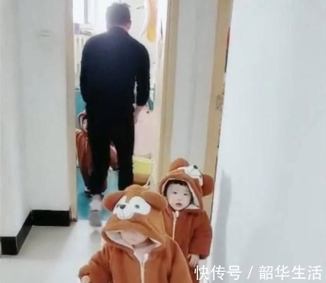 宝爸|有了三胞胎后,爸爸上厕所都变成这样的画风,一旁妈妈笑抽了