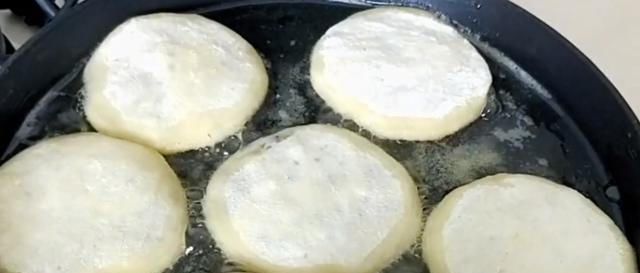 简单|1碗面粉倒进开水锅里,瞬间变美味,孩子吃完还想吃,做法超简单