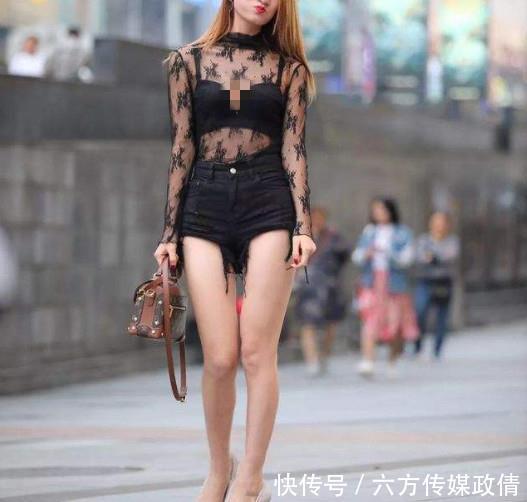 热裤|街拍抹胸上衣,搭配牛仔热裤,散发热情魅力