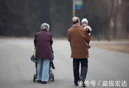 奶奶|宝妈把1岁儿子送到奶奶家,看到发过来的图片后,正宗“娃娃菜”