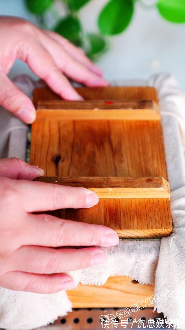 黄米面的年糕你吃过吗比糯米粉做的更粘更好吃，看完你也试试吧