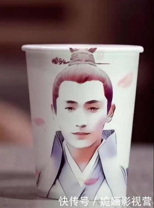 位美术生|美术生在杯子上画“知否”,当倒入水瞬间,网友居老师挺住