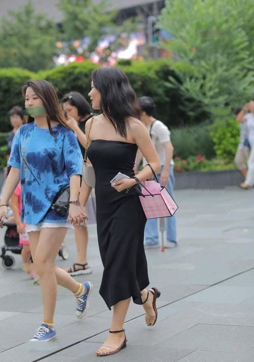 平跟 大方优雅的小黑裙,独特剪裁,加宽松裙摆更显高级质