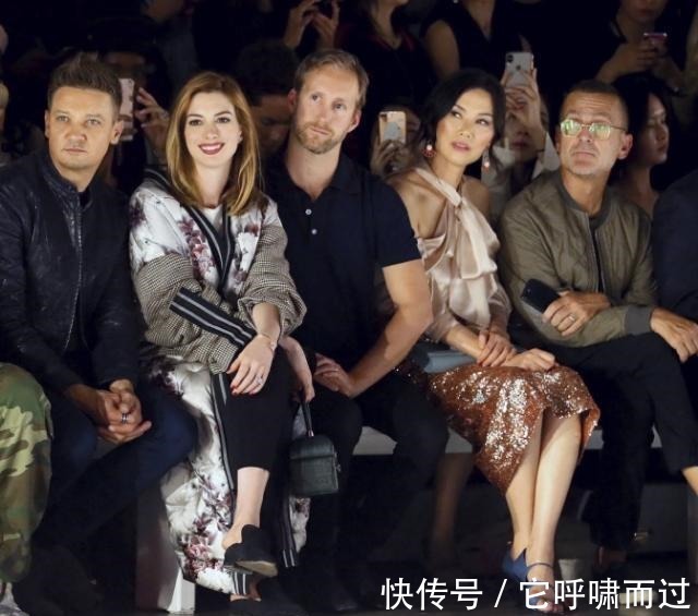 50岁邓文迪终于换发型, 配格纹裙好气质虽满分但水桶腰太显眼!