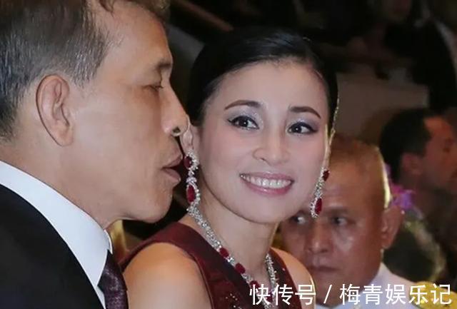 玛哈#同是签文件:苏提达跪地签,诗妮娜躲角落签,泰王却为西拉米铺纸