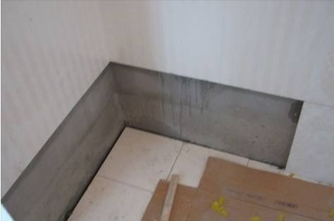 地面|头一次见卫生间贴瓷砖留空一排,真是太聪明了,后悔我家装早了