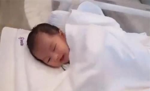 产房|“最美新生儿”的颜值引众多宝妈羡慕,助产士:新生儿中实属少见