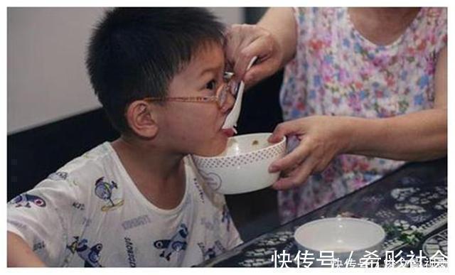 孩子|长大后有出息的孩子,吃饭时大多遵守3个“规矩”,教养骗不了人