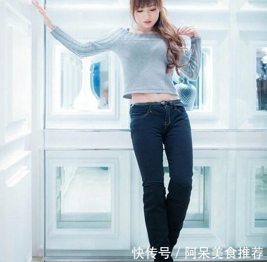 轻松|街拍:紧身牛仔裤美女,轻松地穿出性感女人味