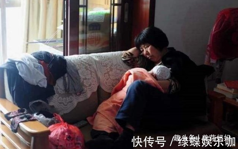 奶奶|宝宝跟奶奶睡觉从来不哭,妈妈偷扒门缝怒了:脸不要了?