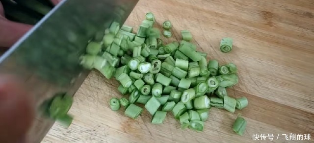 这是酸豆角最好吃的做法,三天又酸又脆,非常开胃下饭