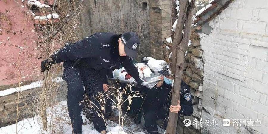 救护车|女子坠楼救护车救援受阻，博山民警合力冒雪抬人