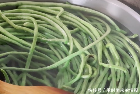 农村|豇豆别放冰箱保存了,农村大娘教我1个土方法,放一年也不怕坏