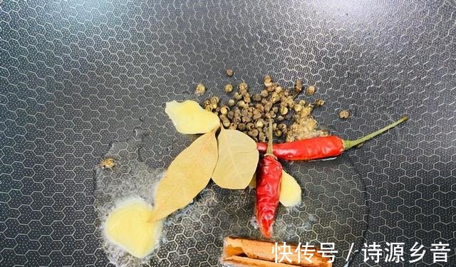 鸡爪这么做最好吃,麻辣鲜香,下酒下饭两相宜!