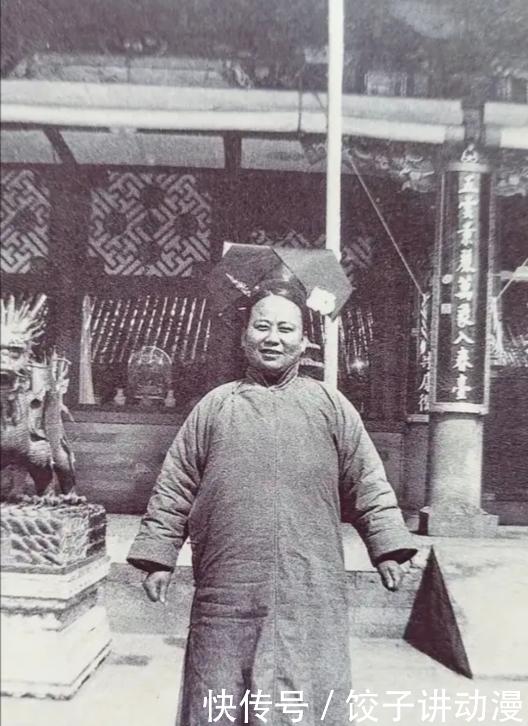 宫女|清末真实照片，差官手握巨型斩马剑，宫女准许离宫“满面春风”