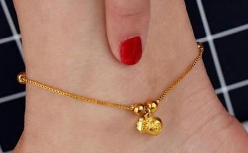 不法分子|女儿第一天上幼儿园，金脚链就不见了，宝妈怒找老师反被打脸