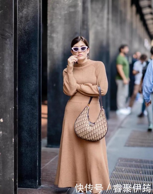 同色系|入冬别再用毛衣配大衣了,今年流行3条裙子,时髦又洋气