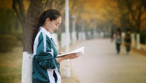 女生|为梦想能有多拼？考研女生路灯下背书：命运的馈赠，其实早已注定