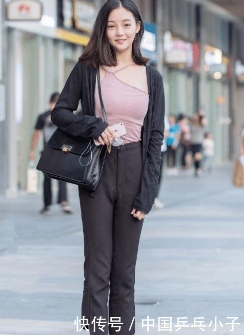 上衣|粉色围脖搭配黑色休闲裤,青春减龄,彰显时尚气质