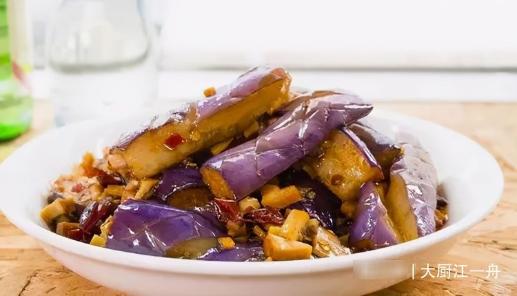 中老年人|炒茄子，先放油就错了，大厨教你炒茄子不吸油的做法，好吃又解馋