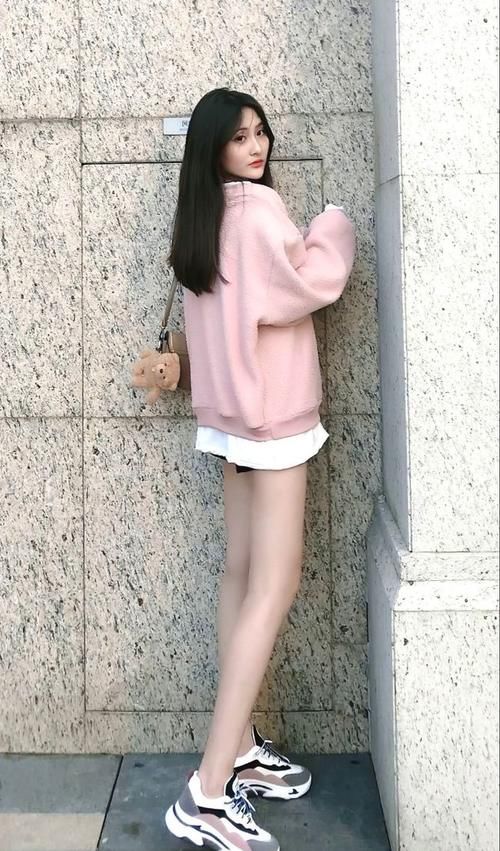 美女着粉色卫衣叠穿搭配短裤，轻松穿出迷人大长腿，年轻又显活力