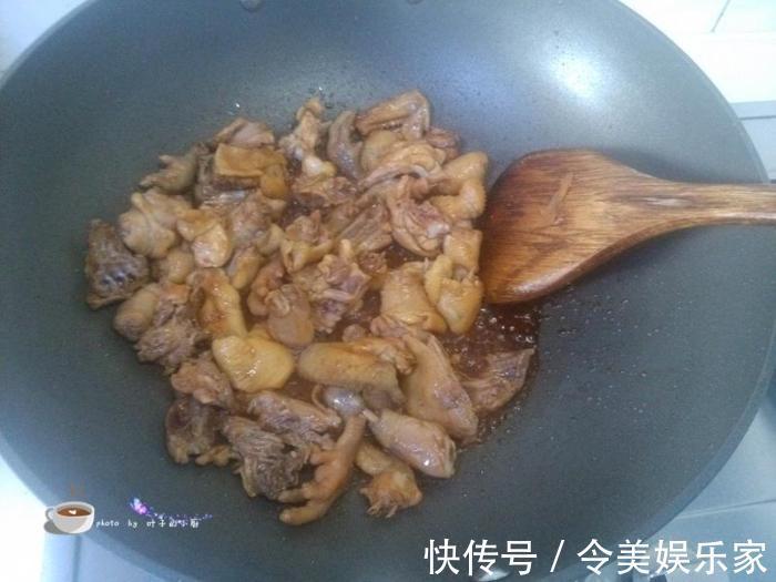 好吃|小鸡炖蘑菇，又学一招，比正宗的好吃10倍，汤鲜美肉特别入味