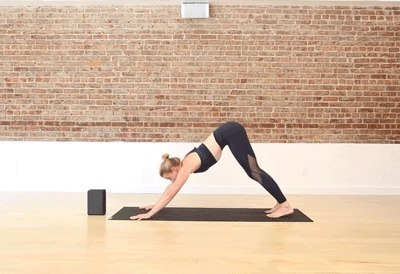 犬式|练瑜伽,不靠墙手倒立起不来这16组准备动作要常练