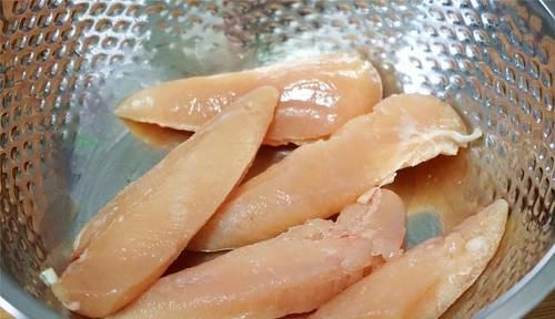 母子俩晚餐晒到朋友圈火了，简单又温馨，网友：妈妈做的菜就是香