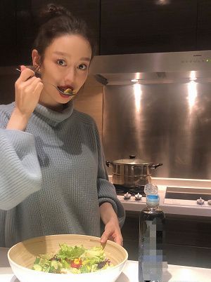 吉娜|吉娜孕晚期还坚持化大浓妆,红唇画太过显嘴大,超大眼袋遮不住