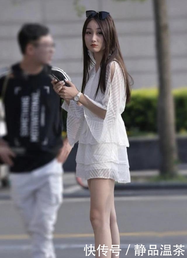 精致雪纺连衣裙,搭配灰色粗跟凉鞋,简约风格显得精致又优雅