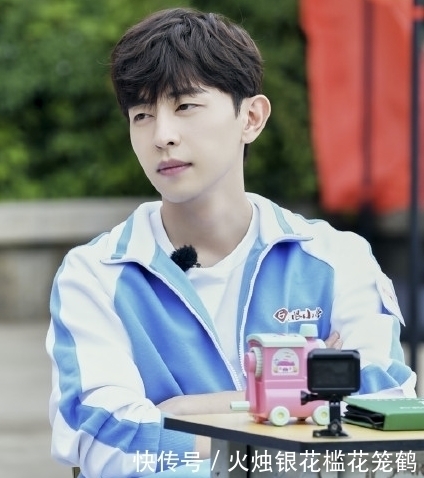 邓伦|小女孩自曝喜欢黄子韬,当知道真相时,邓伦嘴角的笑再也掩盖不住