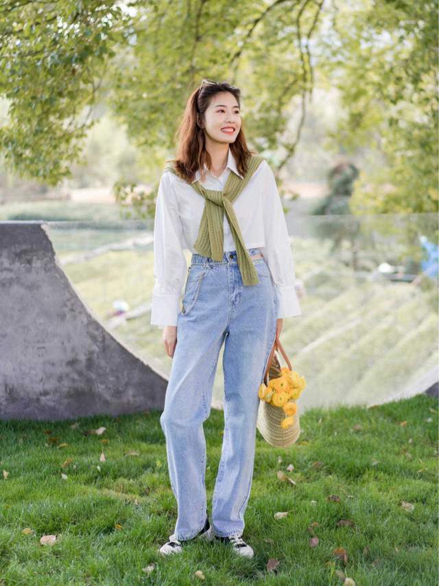 衬衫搭配|秋天的衬衫先别藏起来,搭配上牛仔裤可美了,比你想象中要好看