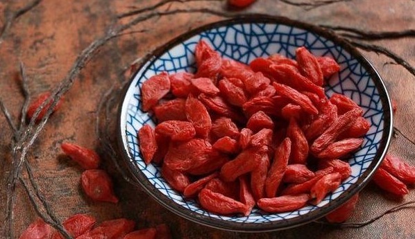 营养物质|晚上吃枸杞,胜过人参汤,教你2个方法,完全发挥枸杞最大功效