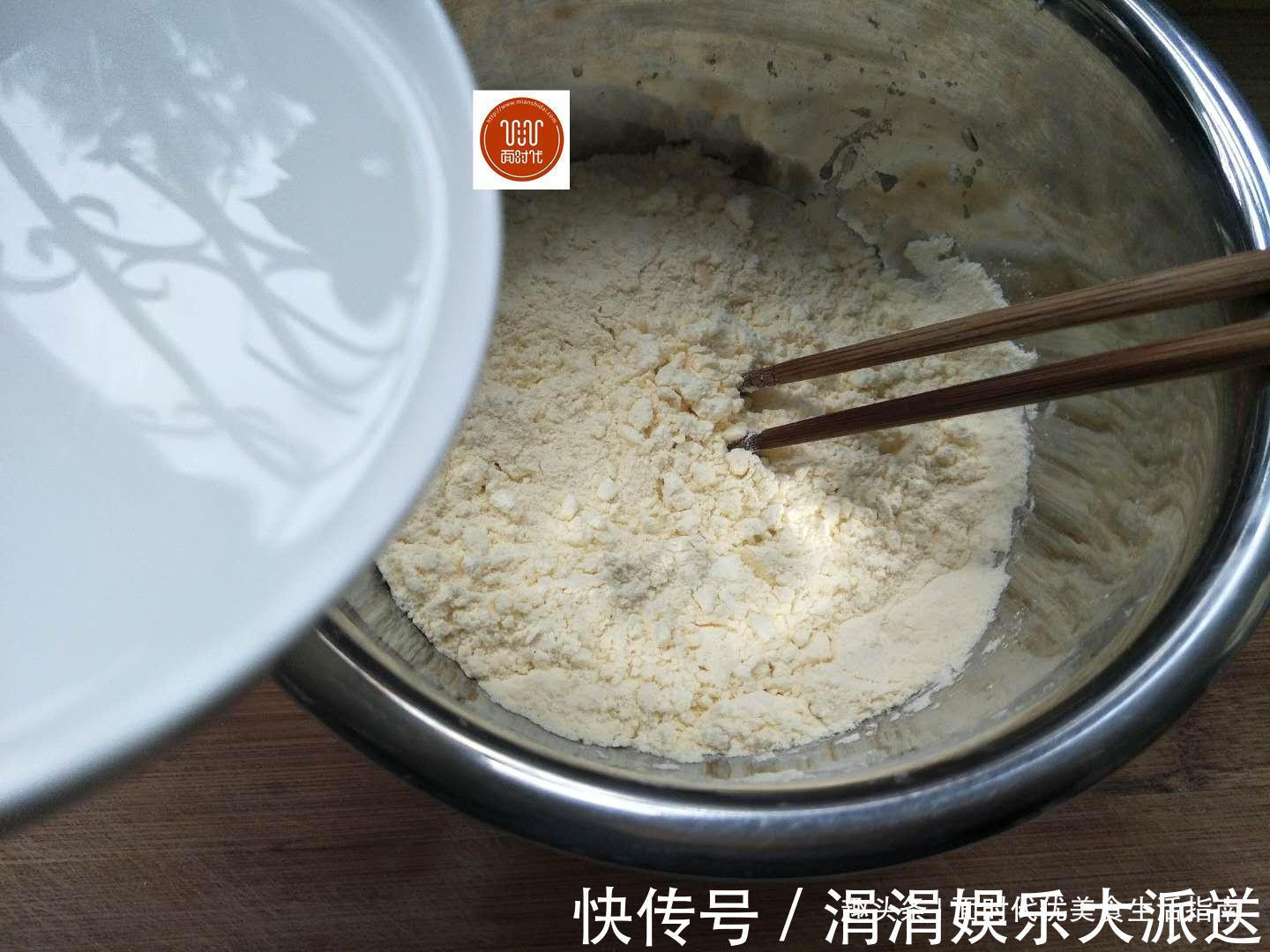 玉米饼,教你一招,比城里卖的蛋糕还要好吃,儿子一下吃了5个