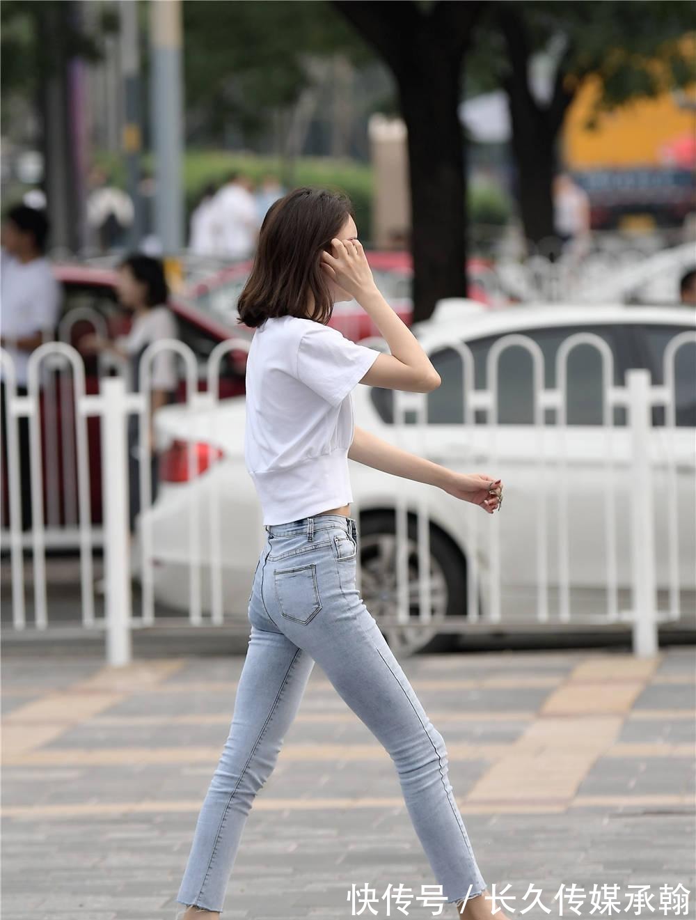 美女 九分紧身牛仔裤,搭配粗跟凉拖,骨感身材穿出高级感