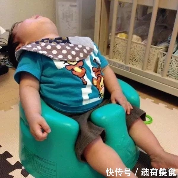 萌宝|搞笑萌宝:当宝宝困到一定地步的时候,意想不到的睡姿就出现了