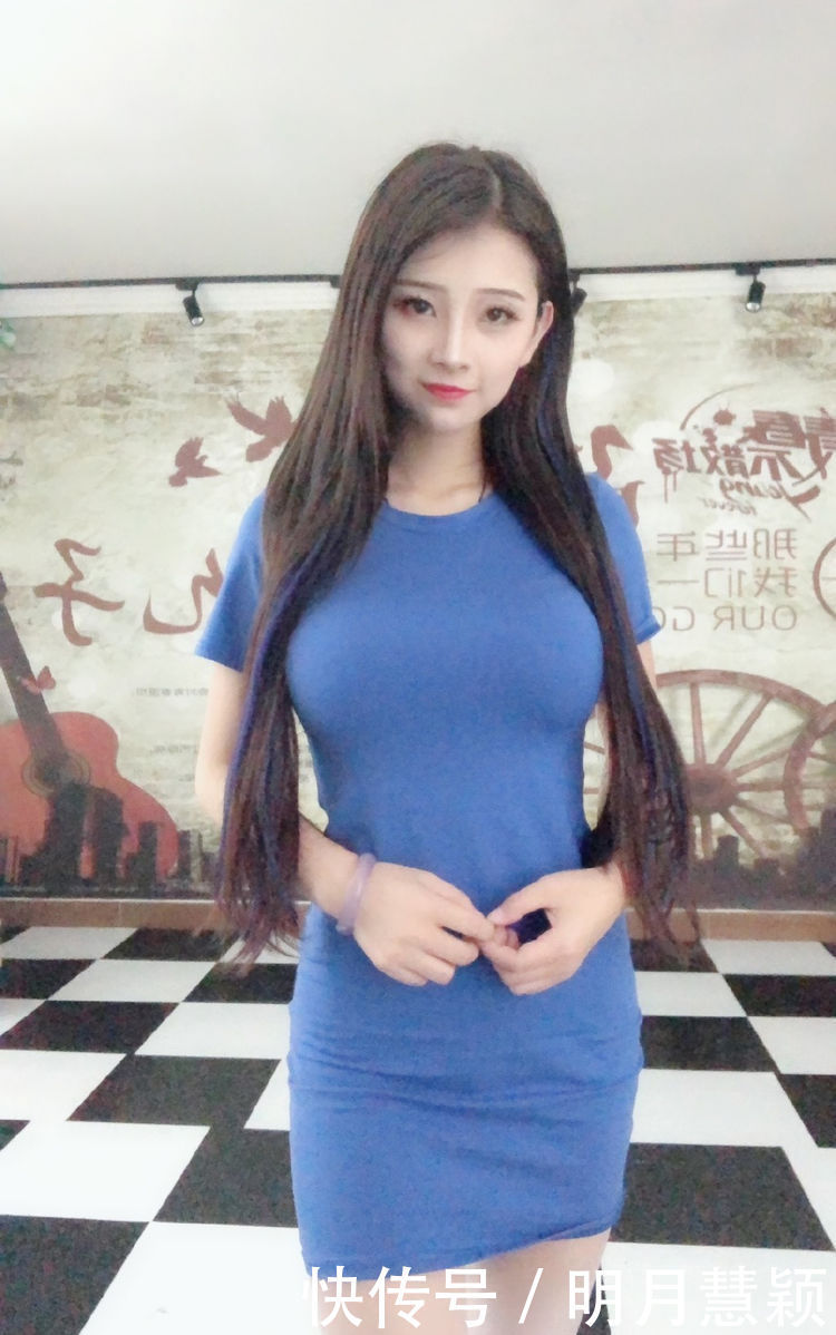 t恤|街拍:美女黑色大T恤搭配短裤,身材娇小可人