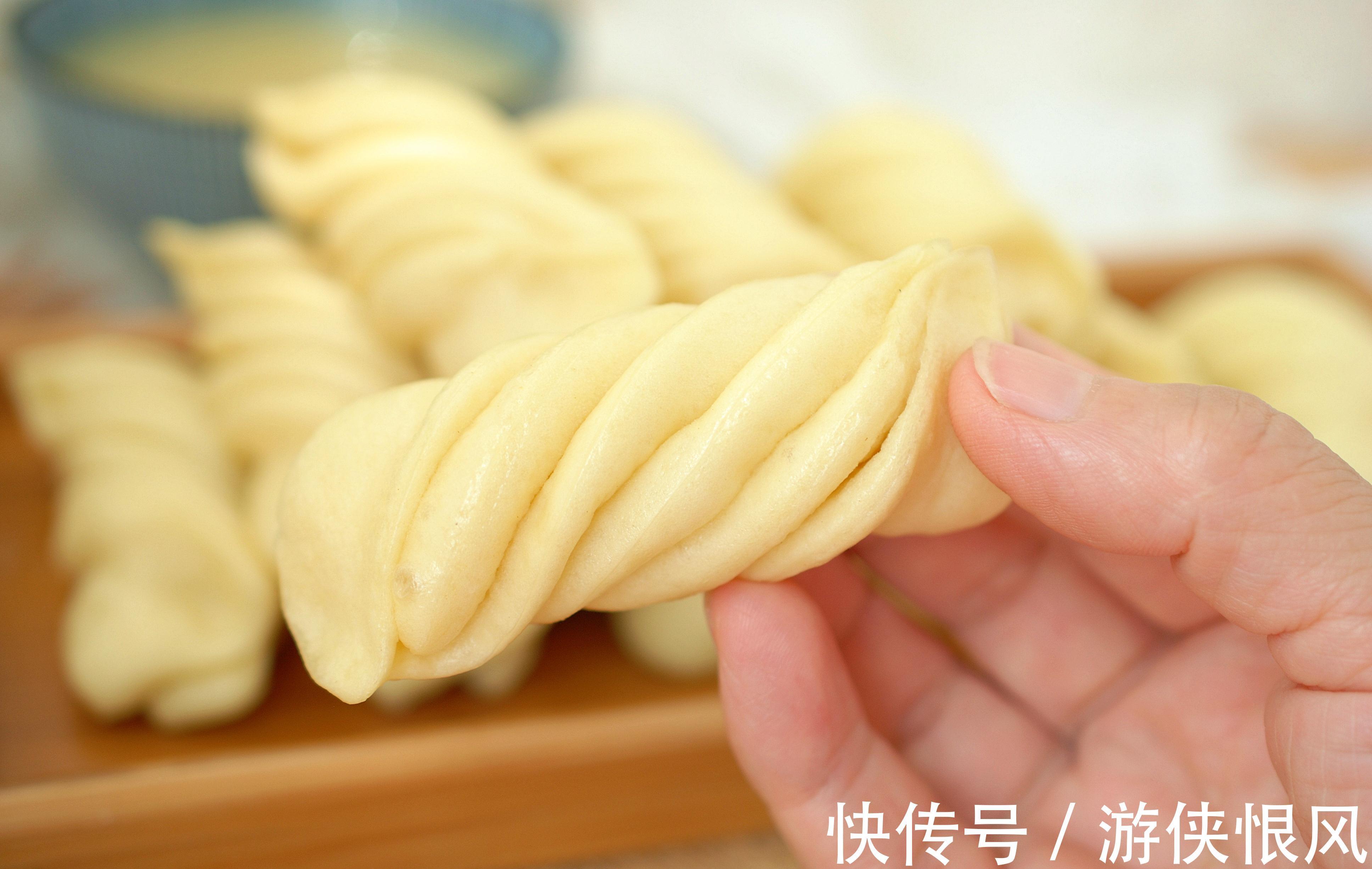 82岁奶奶教你做碱面小花卷,一层一层撕着吃,越吃越香,特简单