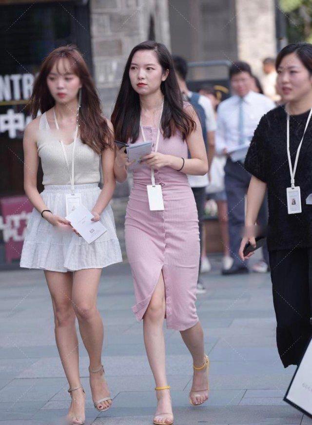 黄色|粉色连衣裙搭配黄色高跟鞋，青春靓丽，活泼可爱