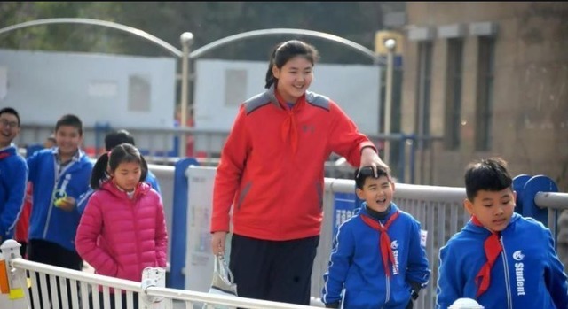 身高|初中“巨人女孩”走红,13岁身高超2米,网友:真是女版姚明