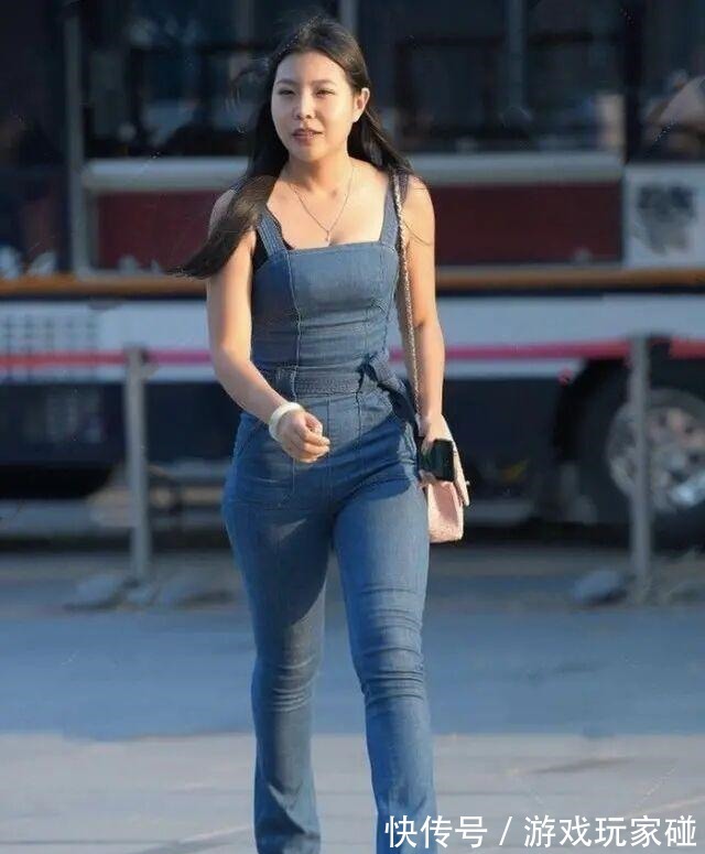 吊带 “胯大”的打底裤美女,露腿的穿搭组合很加分,魅力过人!