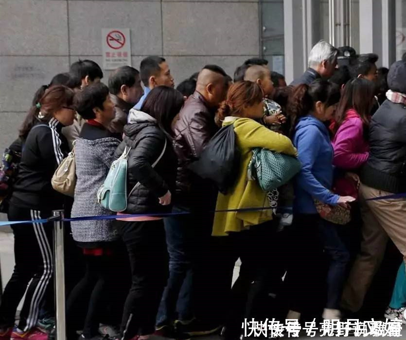 妈妈|“妈妈,为什么她能插队?”父母的回答,影响孩子的未来