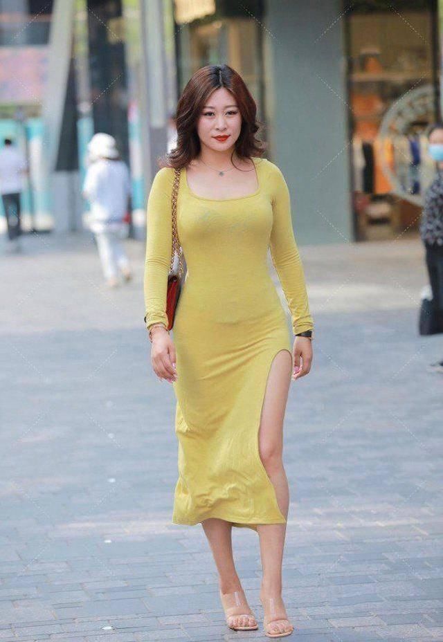 贵妇|贵妇穿黄色裹身裙彰显都市女性时髦感,开叉设计更有魅力