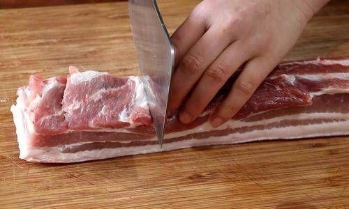 做红烧肉,为啥一放酱油就发黑?改用它,保证每一块都是琥珀色!