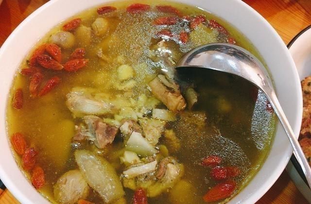 舅舅80大寿，媳妇做了12个菜，晒到朋友圈火了，网友：不比饭店差